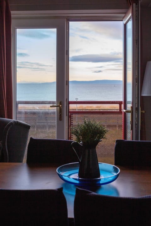 Classic Apartment, 2 Bedrooms, Non Smoking | In-room dining