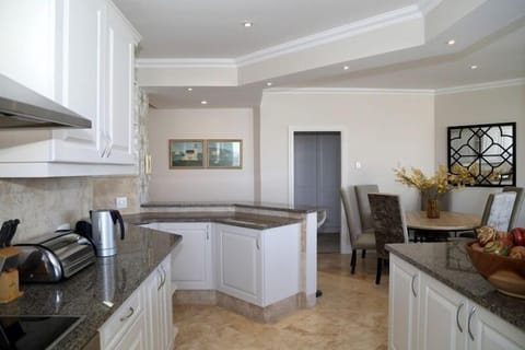 Luxury Apartment, 3 Bedrooms | Private kitchen | Fridge, microwave, oven, stovetop