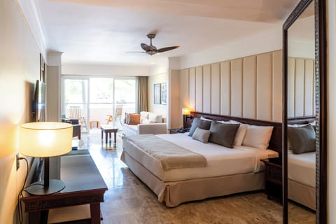 Signature Level Junior Suite | Premium bedding, free minibar, in-room safe, desk