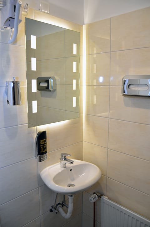 Deluxe Double Room, City View | Bathroom | Shower, rainfall showerhead, free toiletries, hair dryer