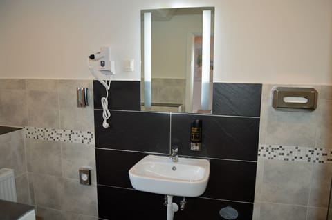 Deluxe Single Room, Garden View | Bathroom | Shower, rainfall showerhead, free toiletries, hair dryer