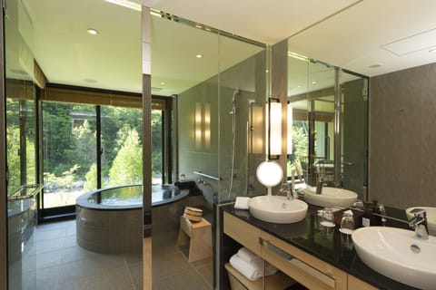 Deluxe Suite | Bathroom | Separate tub and shower, spring water tub, free toiletries, hair dryer