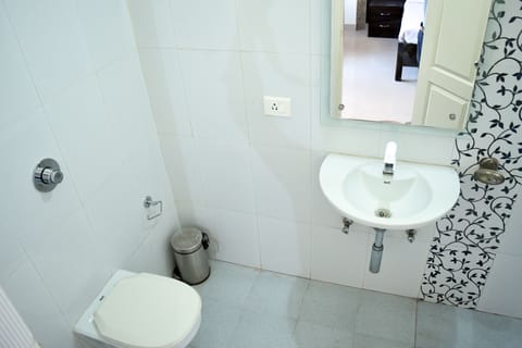 Deluxe Double or Twin Room, 1 Bedroom | Bathroom | Shower, rainfall showerhead, free toiletries, hair dryer