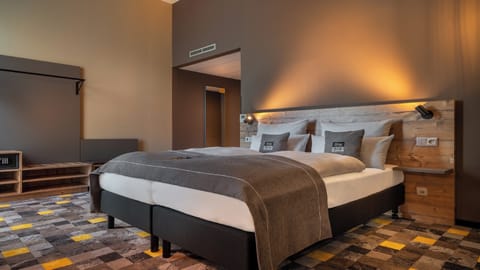 Premium Room, 1 Queen Bed | Premium bedding, in-room safe, soundproofing, free WiFi