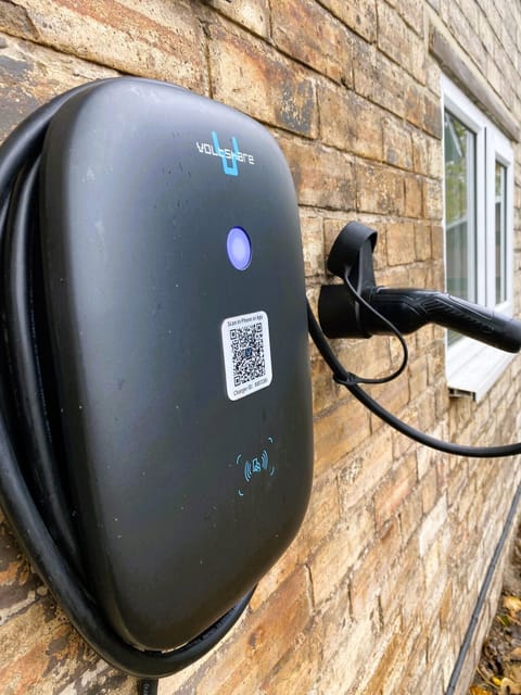 Electric vehicle charging station