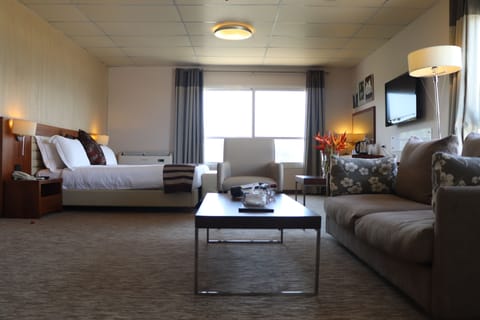 Executive Suite | Premium bedding, down comforters, pillowtop beds, in-room safe