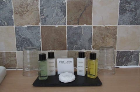 Classic Double Room | Bathroom | Free toiletries, towels, soap, shampoo