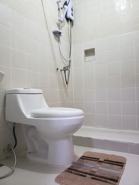 Standard Triple Room | Bathroom | Shower, free toiletries, bidet, towels