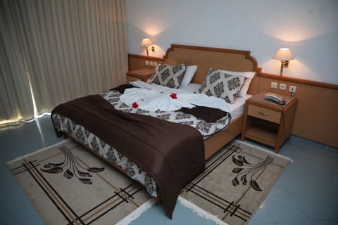 Triple Room | Desk, blackout drapes, free WiFi, bed sheets