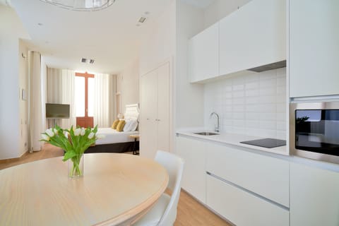 Studio | Private kitchen | Fridge, microwave, stovetop, electric kettle