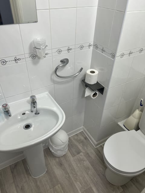 Twin Room (17) | Bathroom | Free toiletries, towels