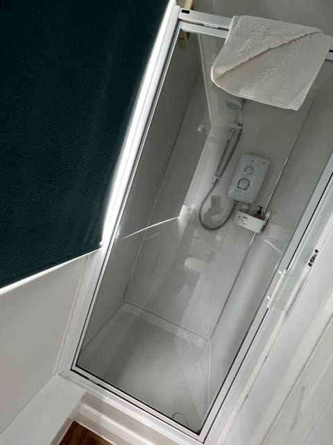 Double Room (19 - Room Only) | Bathroom | Free toiletries, towels