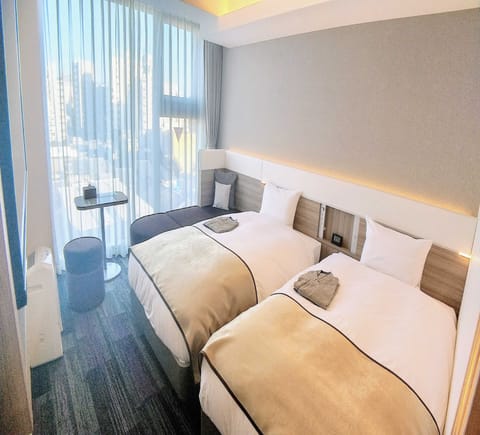 Premium Twin Room | Desk, blackout drapes, free WiFi, bed sheets