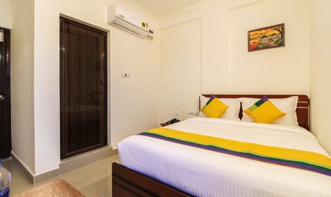 Standard Room | Desk, iron/ironing board, rollaway beds, free WiFi