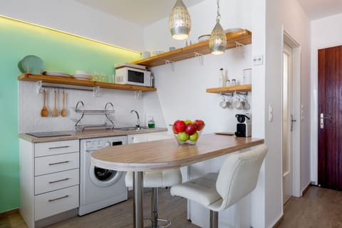 Studio | Private kitchenette | Fridge, microwave, stovetop, espresso maker