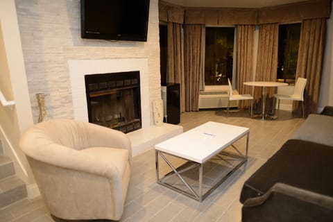 Presidential Suite | Living room | 42-inch flat-screen TV with cable channels, TV