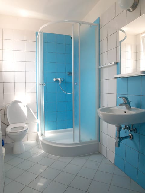 Double Room, Ensuite | Bathroom | Shower, hair dryer, towels