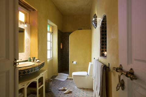 Suite (Arganier) | Bathroom | Shower, rainfall showerhead, free toiletries, hair dryer