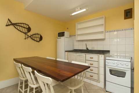 Deluxe Duplex, 2 Bedrooms, Balcony | Shared kitchen