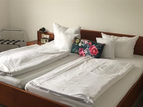 Double Room | In-room safe, desk, iron/ironing board, rollaway beds