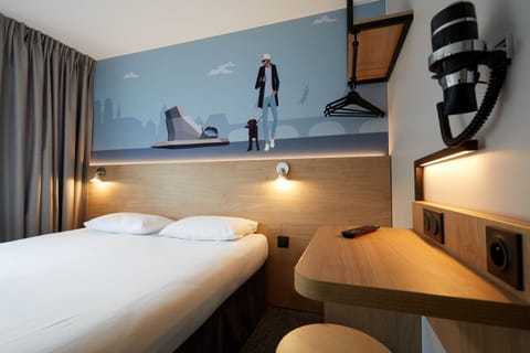 Superior Room, 1 Queen Bed | 1 bedroom, iron/ironing board, free WiFi, bed sheets