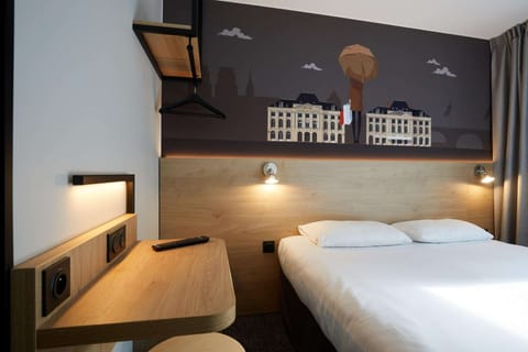 Superior Room, 1 Queen Bed | 1 bedroom, iron/ironing board, free WiFi, bed sheets