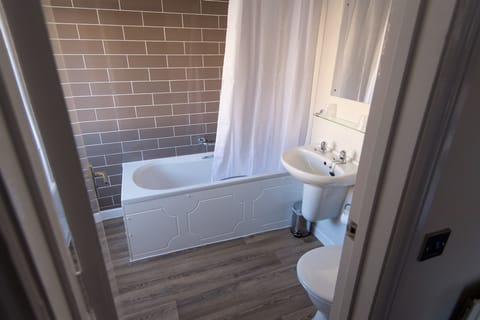 Superior Double Room | Bathroom | Free toiletries, towels