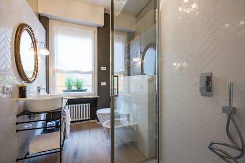 Double Room (4) | Bathroom | Shower, rainfall showerhead, free toiletries, hair dryer