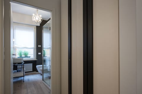 Double Room (4) | Bathroom | Shower, rainfall showerhead, free toiletries, hair dryer