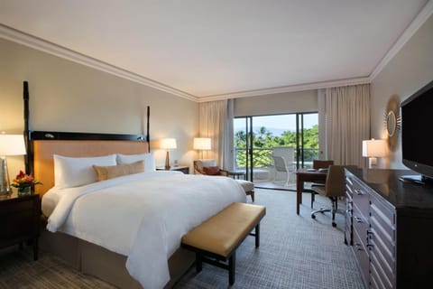 Fairmont Gold, 1 King Bed, Garden View | Minibar, in-room safe, desk, soundproofing