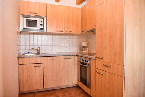 Apartment, 3 Bedrooms, Balcony (Typ D) | Private kitchen | Full-size fridge, microwave, oven, stovetop