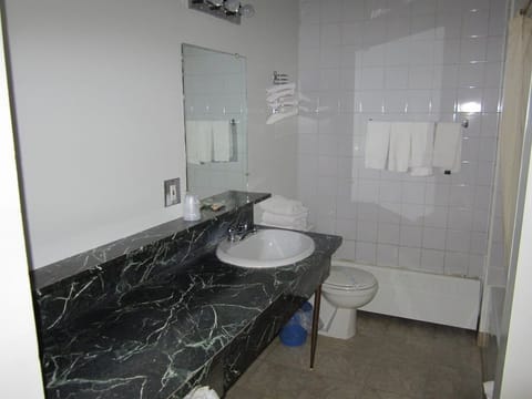 Room (Queen Room with Two Queen Beds) | Bathroom | Combined shower/tub, towels