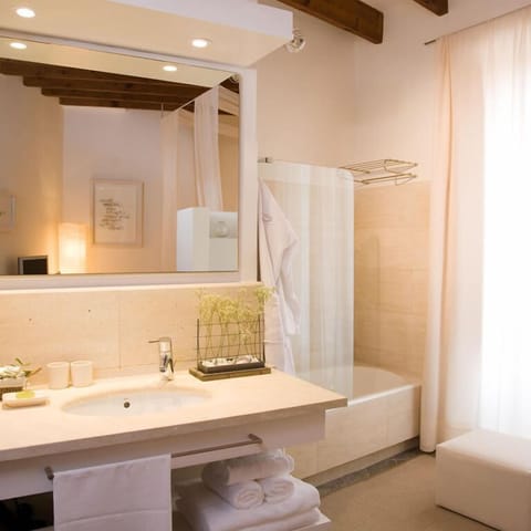 Double Room | Bathroom | Combined shower/tub, free toiletries, hair dryer, bathrobes