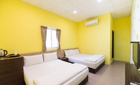 Signature Quadruple Room | Soundproofing, free WiFi, bed sheets