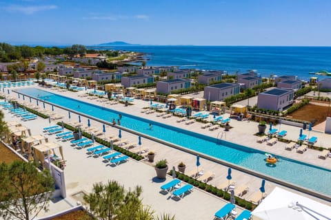 Seasonal outdoor pool, pool umbrellas, sun loungers