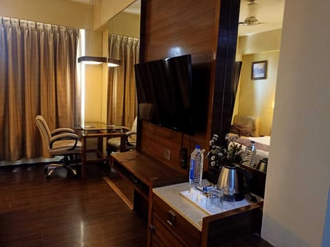 Deluxe Room, 1 Bedroom | Minibar, in-room safe, desk, laptop workspace