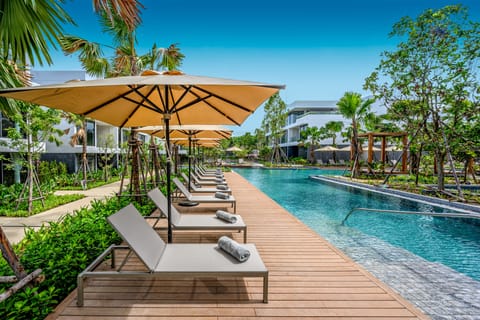 4 outdoor pools, sun loungers