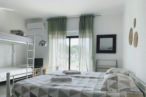 Family Room | Free WiFi, bed sheets