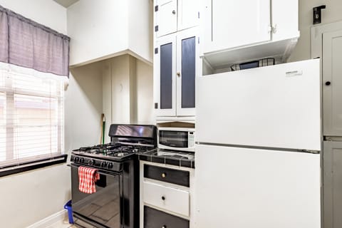 Standard Studio, 1 Queen Bed, Refrigerator & Microwave | Private kitchen | Fridge, microwave, oven, stovetop