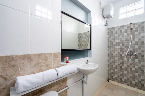 Standard Twin Room | Bathroom | Shower, towels