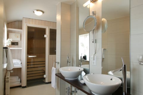 Suite, Sauna | Bathroom | Shower, hair dryer, towels, soap