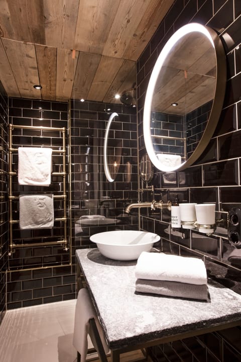 Double Room | Bathroom | Shower, free toiletries, hair dryer, towels