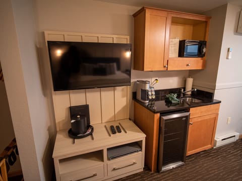 Suite, 1 Bedroom, Lake View | Private kitchenette | Fridge, microwave, coffee/tea maker, paper towels