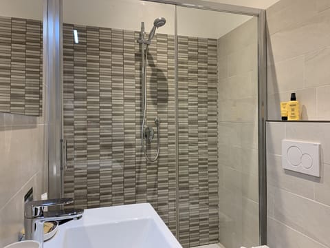 Standard Double Room | Bathroom | Shower, hair dryer, bidet, towels