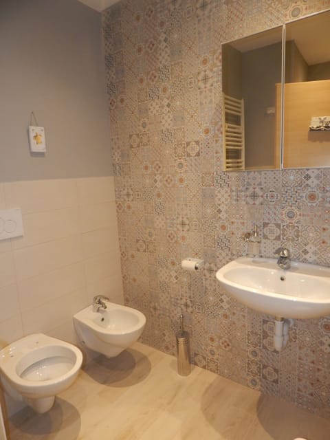 Double Room, Ground Floor | Bathroom | Free toiletries, hair dryer, slippers, bidet