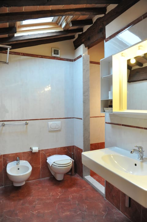 Classic Quadruple Room, Non Smoking | Bathroom | Free toiletries, hair dryer, bidet, towels