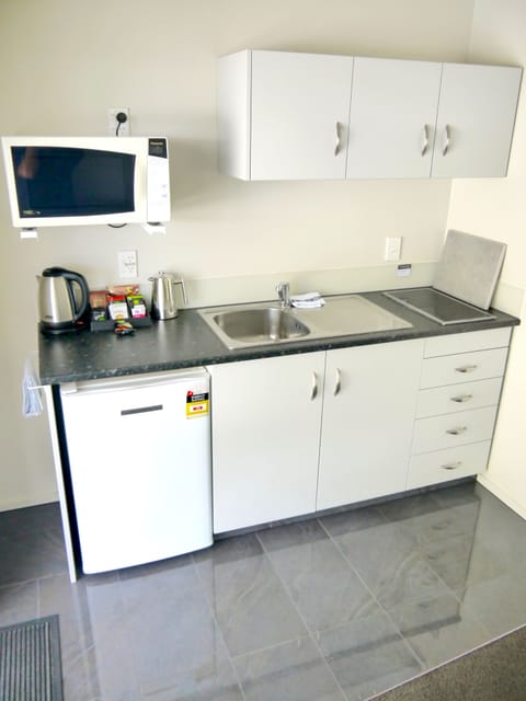 Standard Apartment, 1 Bedroom | Private kitchenette | Fridge, coffee/tea maker, electric kettle