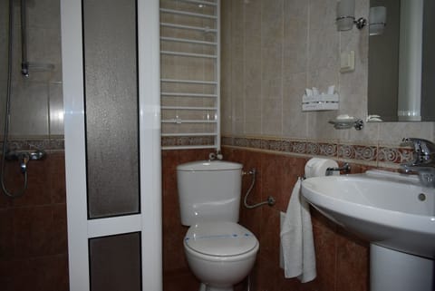 Double Room | Bathroom | Shower, towels