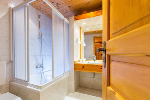 Comfort Double Room | Bathroom | Shower, rainfall showerhead, hair dryer, bathrobes