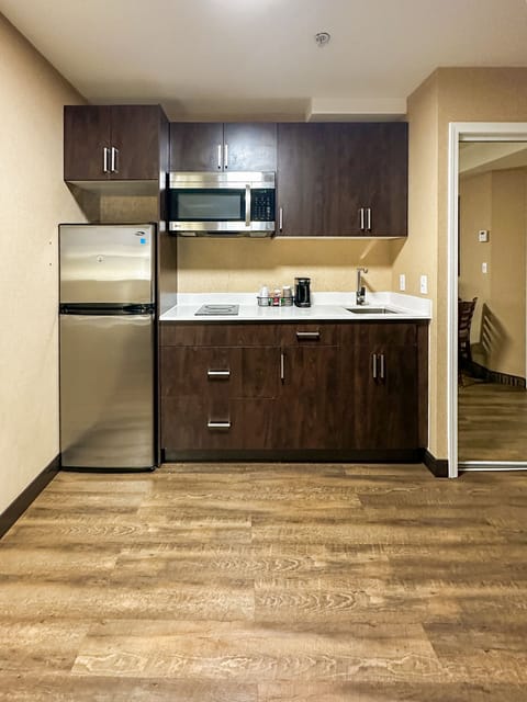 Family Suite | Private kitchenette | Mini-fridge, microwave, coffee/tea maker, eco-friendly cleaning products